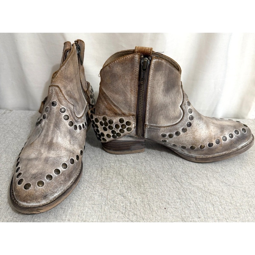 Circle G By Corral Women's 7 Distressed Leather Studded Western Ankle Booties